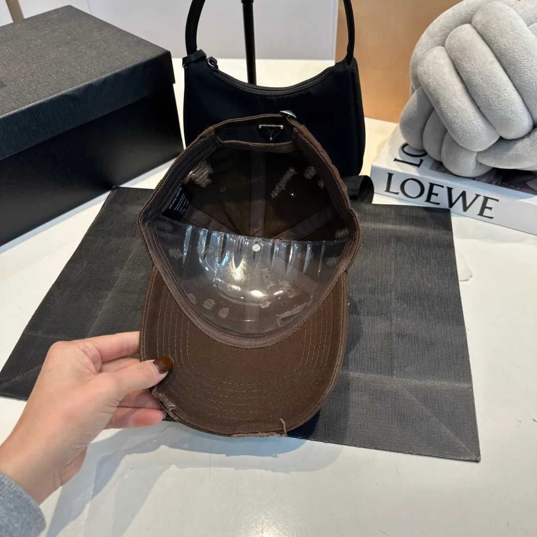 P60 Croxin's new ripped washed cotton baseball cap, a personalized and fashionable style, casual with a cool feel, the same style for men and women! Material: 100% cotton Head circumference: 56-58cm available